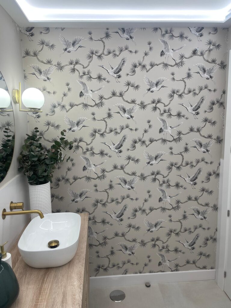 Colocación de papel y pintura decorativa