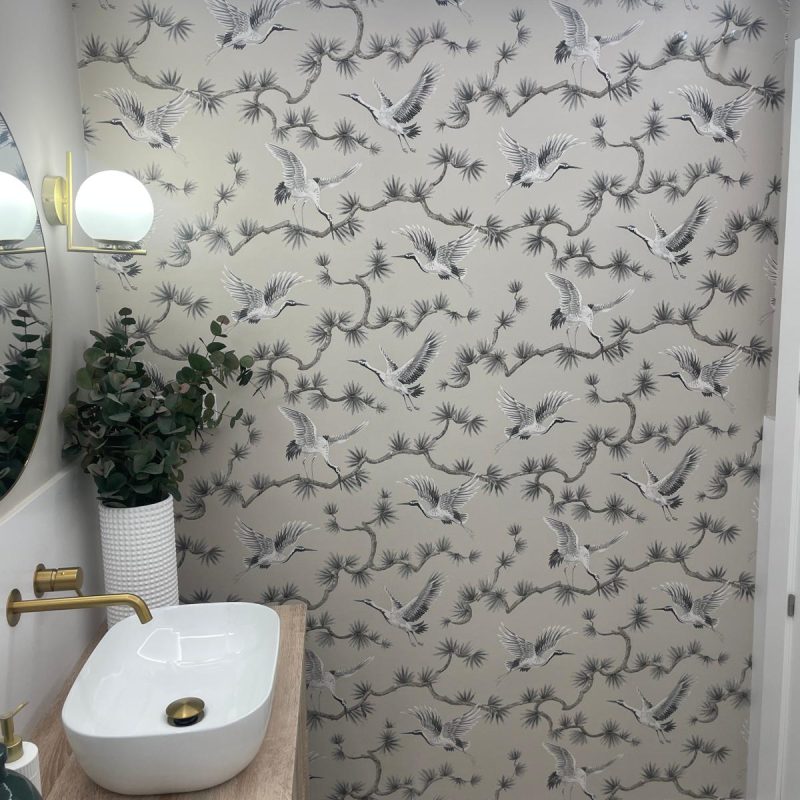 Colocación de papel y pintura decorativa